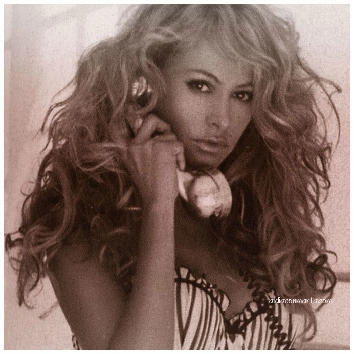 paulina-rubio-habalndo-por-telefono